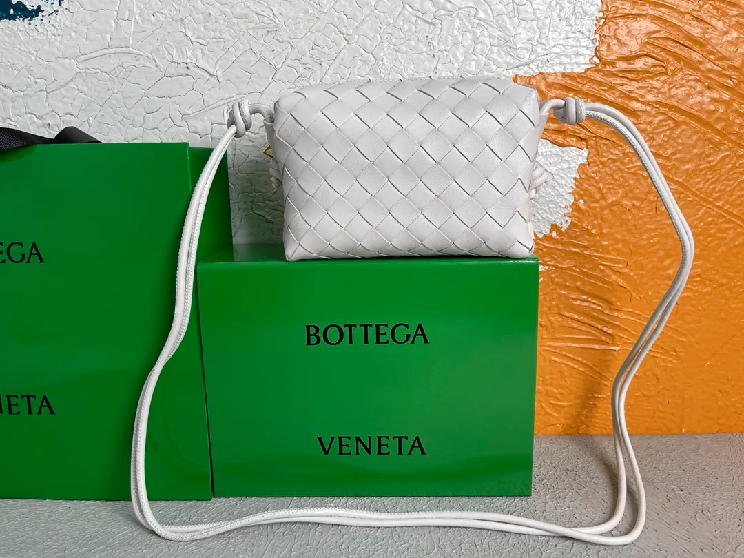 Batch 1160 BOTTEGA VENETA/Bottega 2021 new women's POUCH crossbody bag clutch, lntfecciato woven leather crossbody mini handbag, single internal open pocket, zipper closure, computer embroidered leather shoulder strap can be adjusted in length, model: 6684 Color: White Origin: Italy Size: 17*12*8